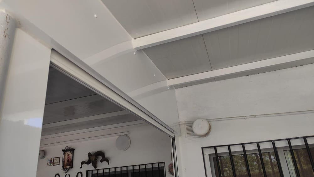 detalle del acabado de la colocacion del toldo vertical topi lleida