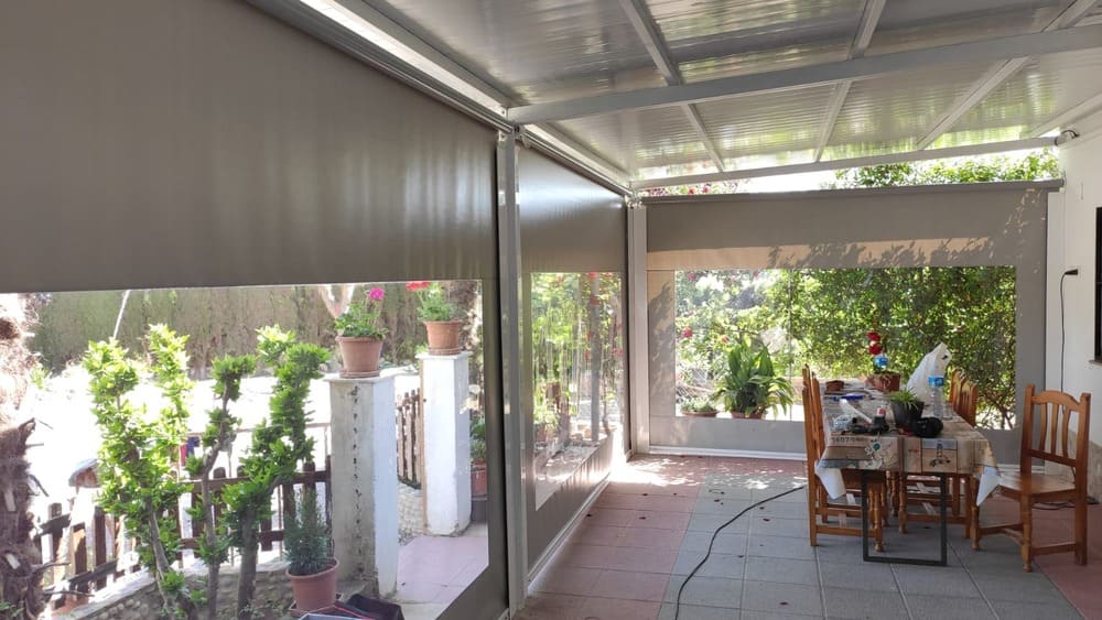 Colocación toldo vertical con guía y ventana
