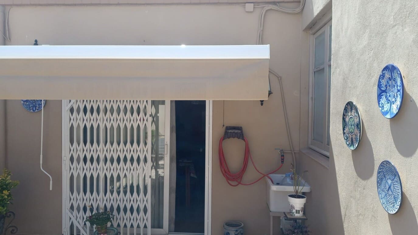 detalle toldo instalado en la terraza Topi Lleida Alcarras