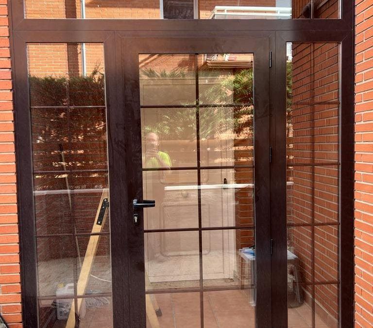 Cerramiento aluminio puerta entrada en Lleida