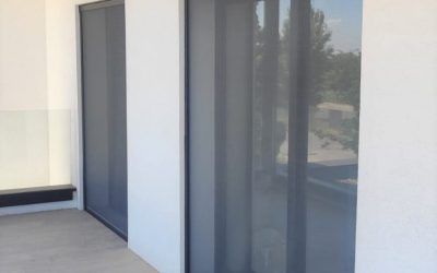 Colocación mosquitera enrollable en puertas