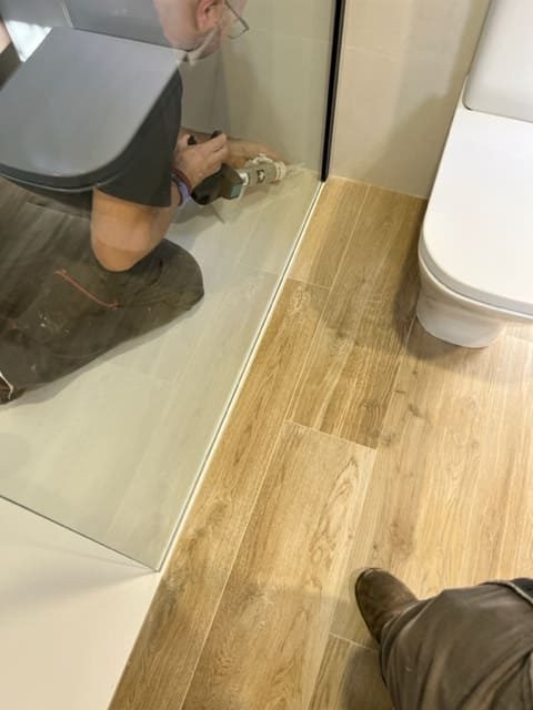 Detalle de la instalación de la mampara en el baño Topi Lleida