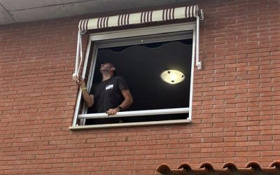 Colocación toldo de punto recto en las ventanas