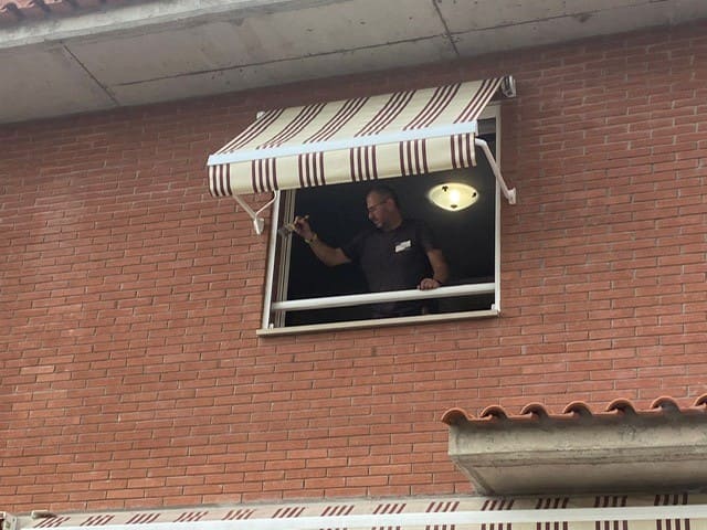 Toldo de punto recto a medio bajar Topi Lleida instalación toldos