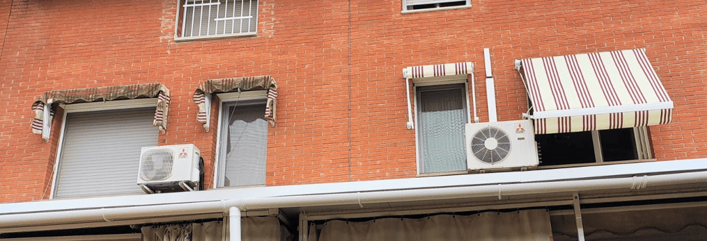 casa con las capotas antiguas y la otra con los toldos nuevos instalados Topi Lleida