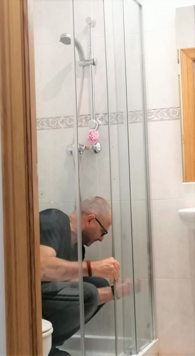 colocación de mamapara de baño angular Topi Lleida