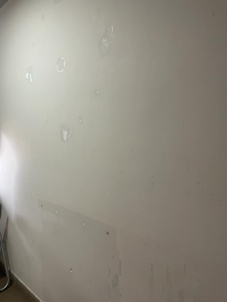 Estado de la pared antes de la colocación del papel decorativo Topi Lleida