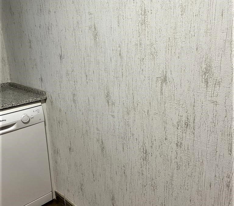 Colocación papel decorativo en la cocina