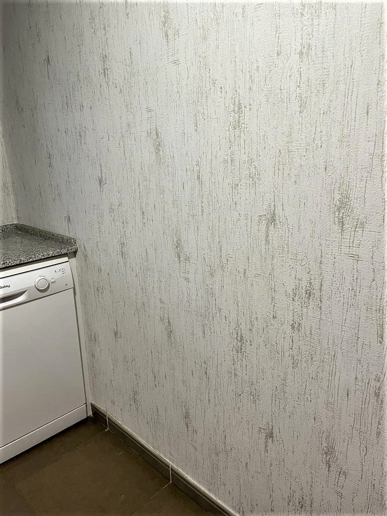 Papel decorativo colocado en la pared de la cocina Topi Lleida