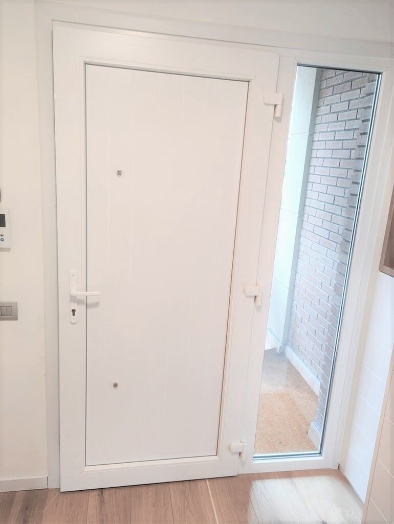 Colocación puerta nueva detalle del interior de la casa Topi Lleida