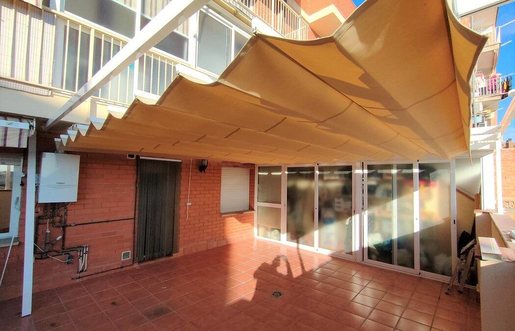 Instalación pérgola de aluminio en la terraza