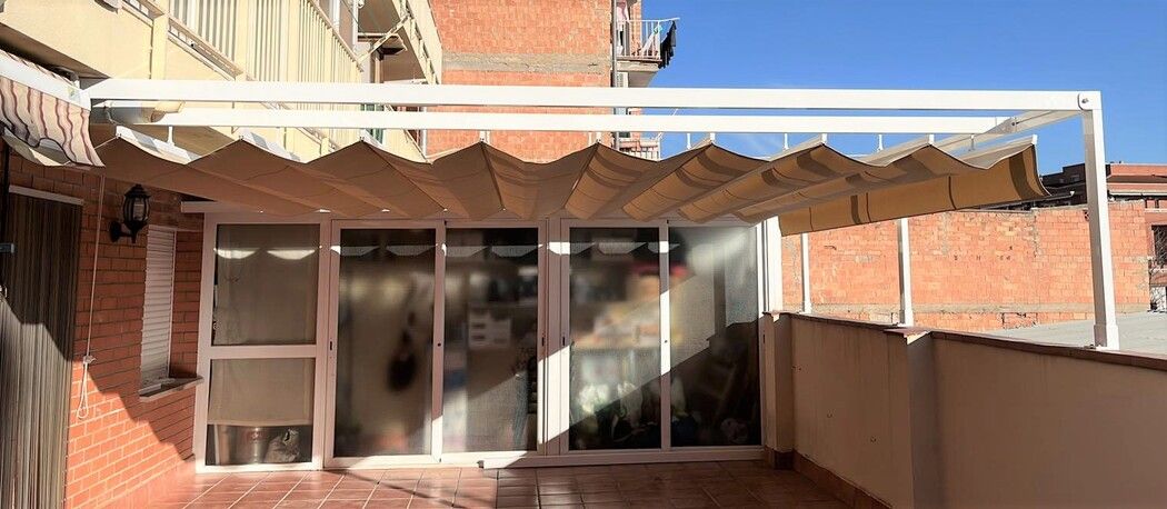 Detalle de la pergola instalada en la terraza Topi Lleida