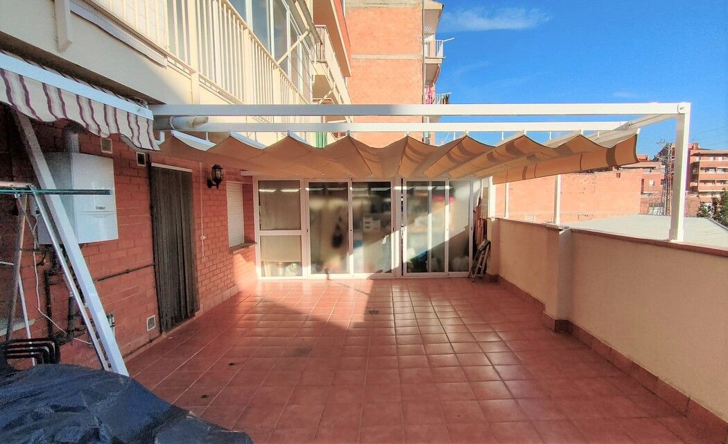 Detalle de la terraza con la pergola instalada Topi en Lleida