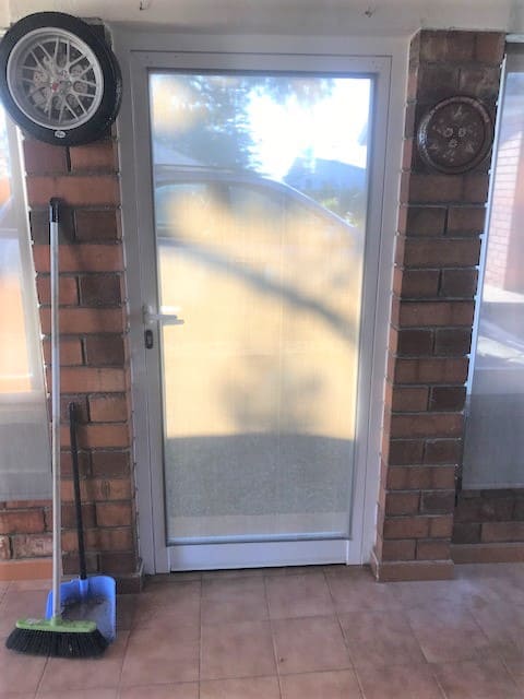 Colocación de tela de tejido en la puerta Topi Lleida