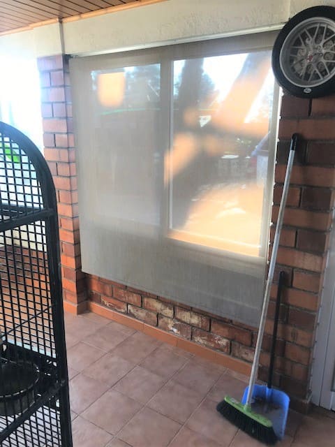 Colocación de una cortina enrollable en la ventana Topi Lleida