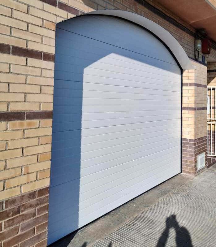 Colocación puerta seccional almacén Topi Lleida