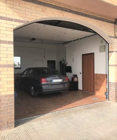 Detalle del garaje con la puerta abierta Topi Lleida