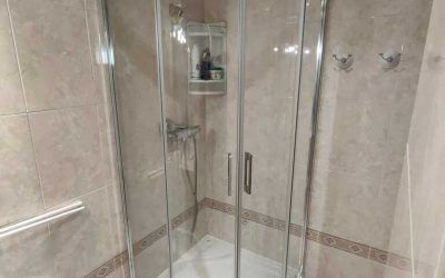 Colocación de una mampara de ducha semicircular