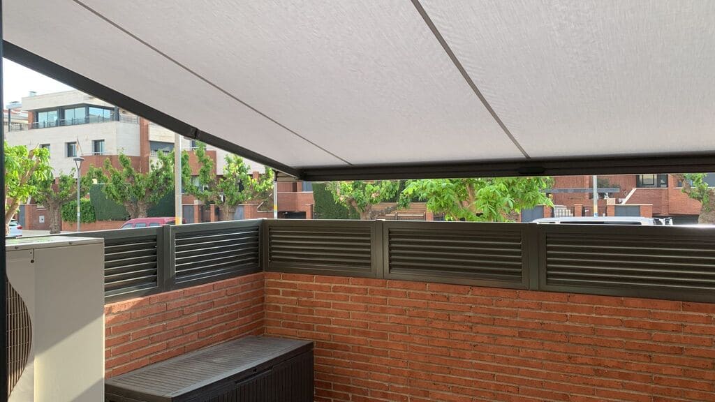 Detalle del toldo con motor y sensor de movimiento Somfy colocado Topi Alpicat