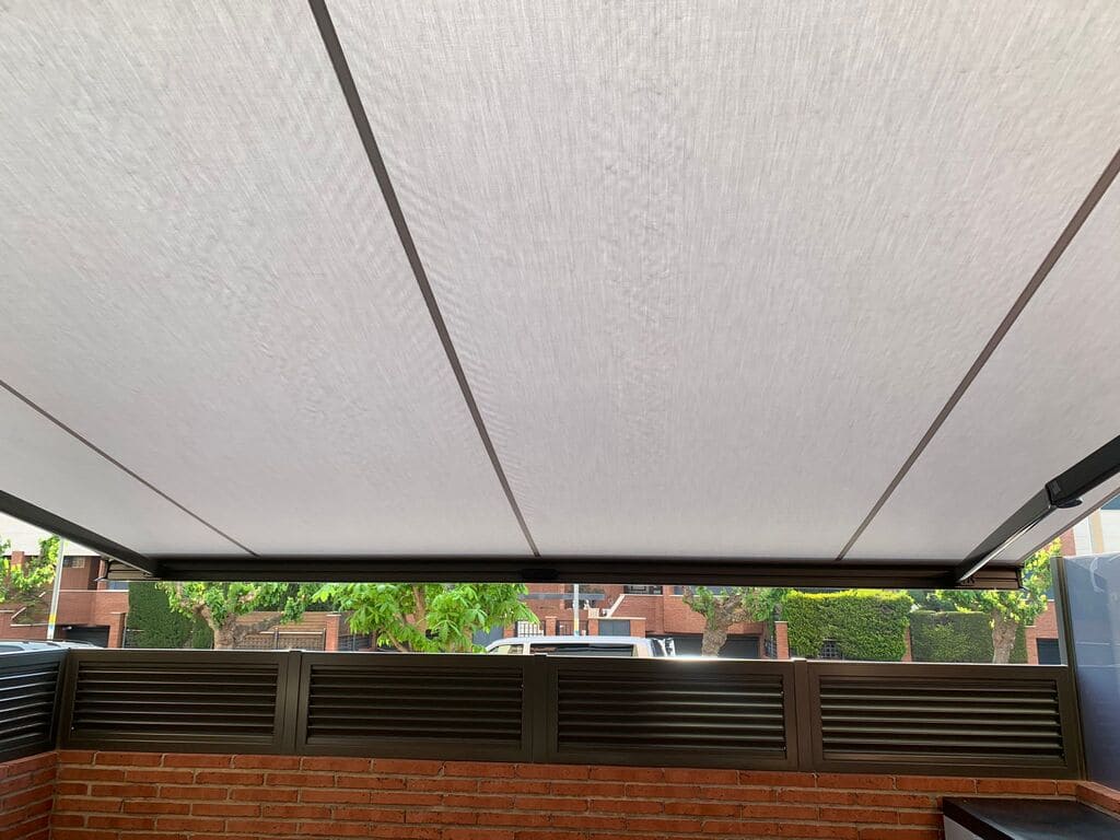 Detalle del toldo con motor y sensor de movimiento Somfy colocado Topi Lleida