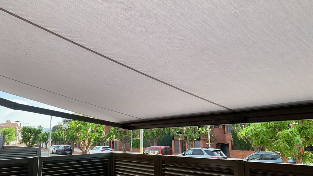 Detalle del toldo con motor y sensor de movimiento Somfy colocado Topi en Alpicat