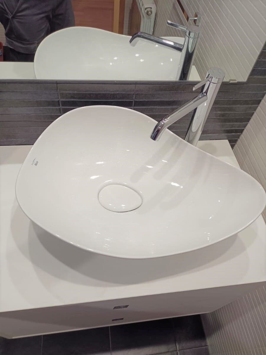Detalle mueble de baño instalado Topi Lleida