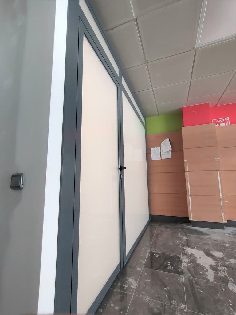Colocación separación oficina con aluminio Topi Lleida