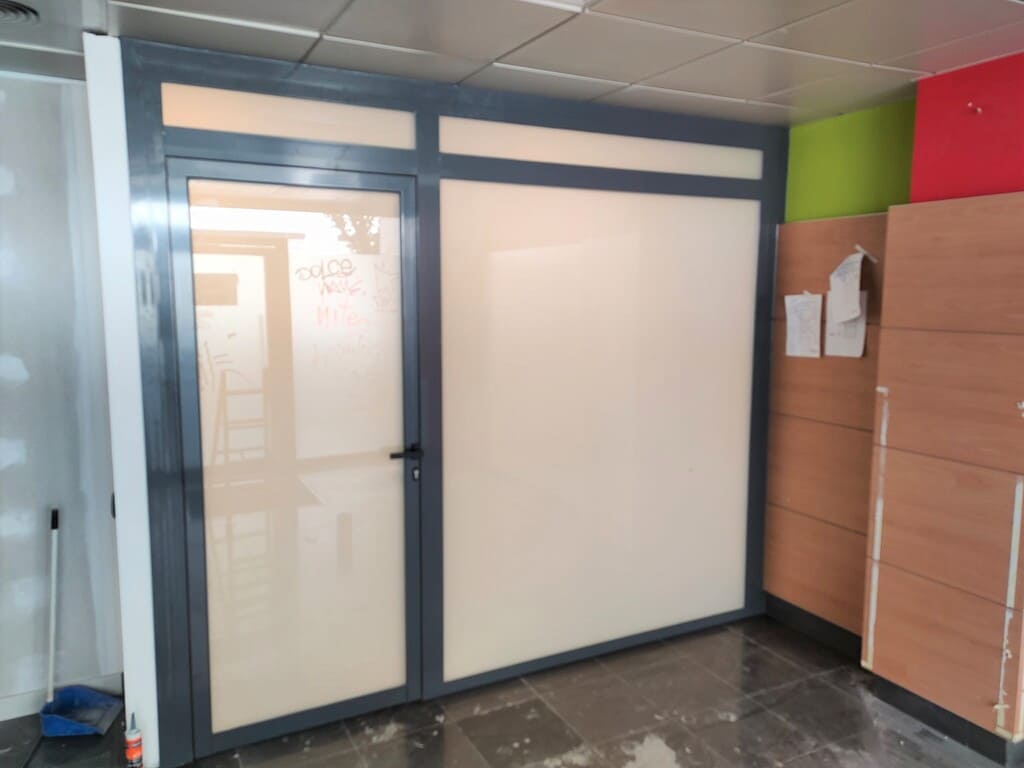 Colocación separación oficina con aluminio parte exterior Topi Lleida