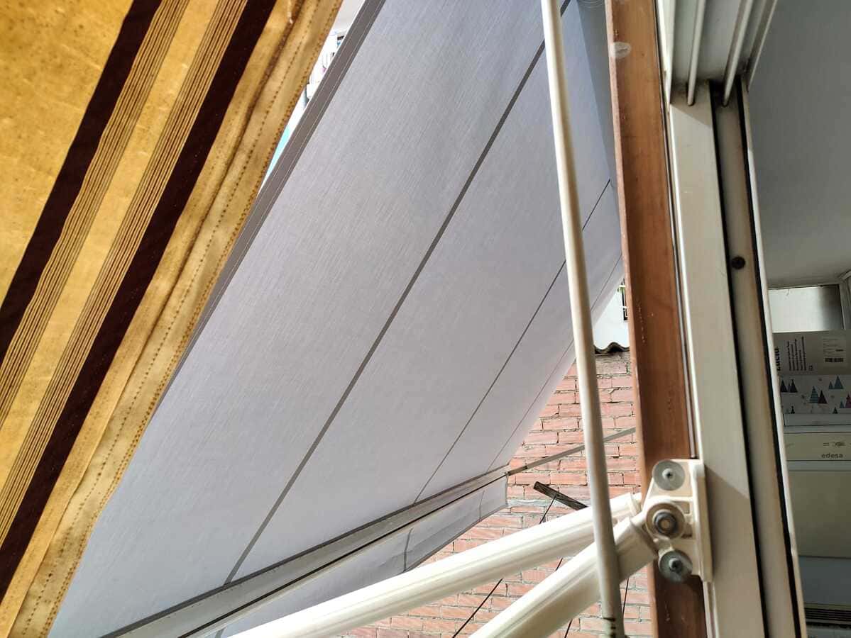 Detalle de un toldo con la lona cambiada y el otro con el viejo Topi Lleida