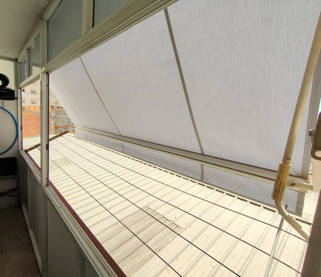 Topi Lleida Detalle de la lona del toldo cambiada
