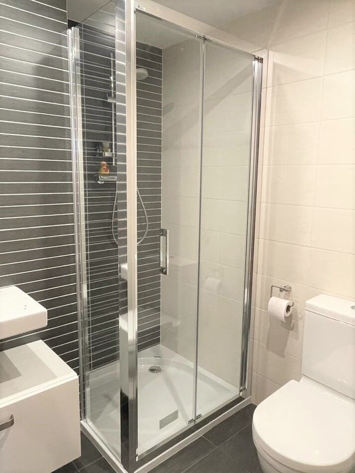 Detalle de la mampara colocada con la puerta cerrada Topi Lleida