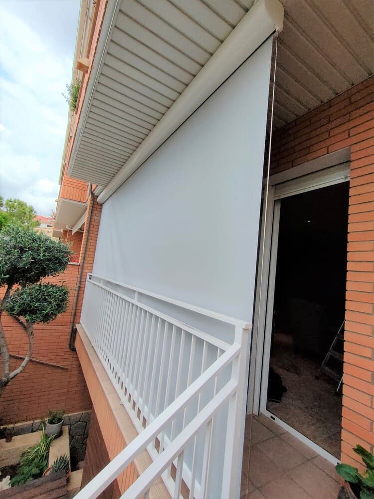Instalación toldo vertical en Terraza Topi Lleida Telon Abierto