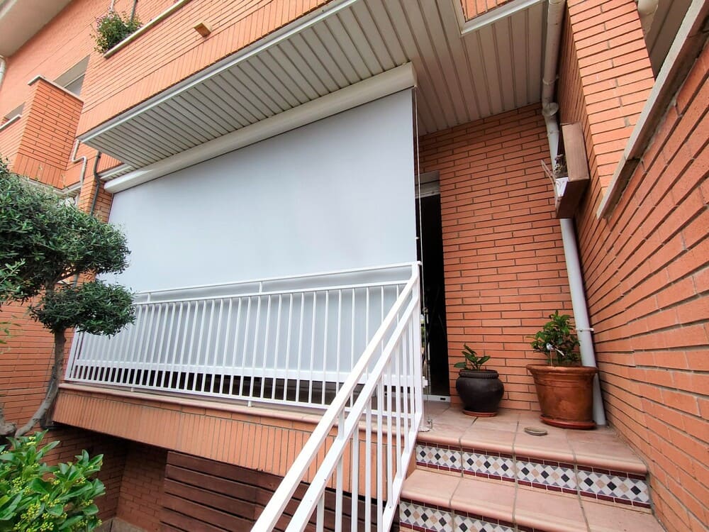 Instalación toldo vertical en Terraza Topi Lleida