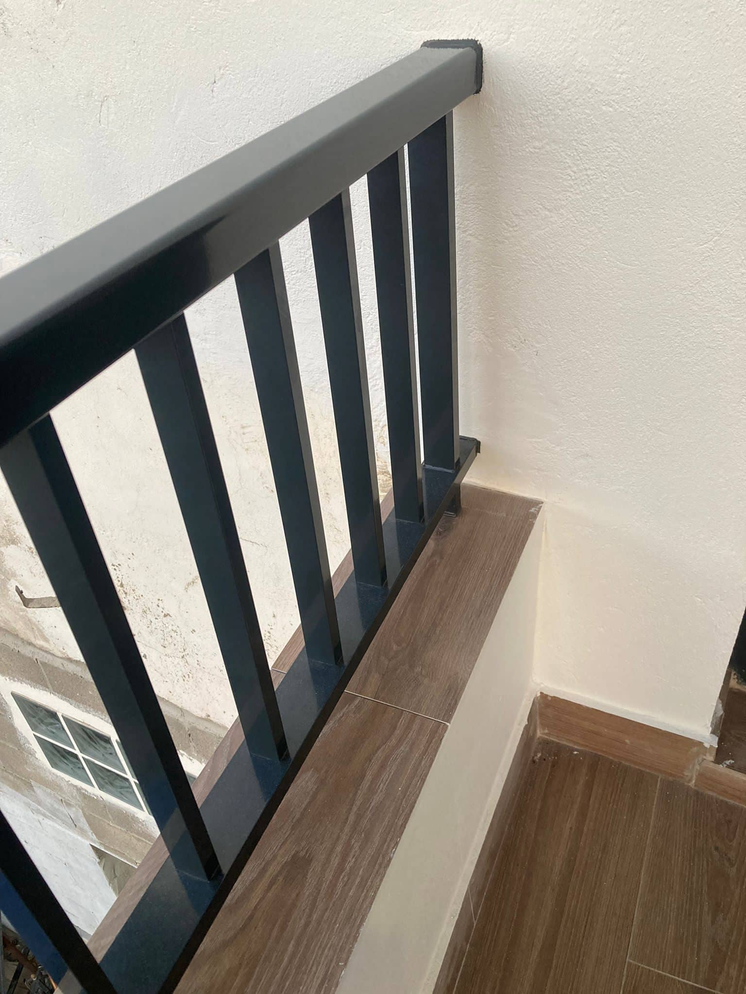 Detalle de la barandilla nueva instalada Topi en Lleida
