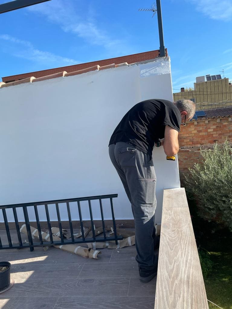 Instalación de la barandilla en la terraza Topi Lleida