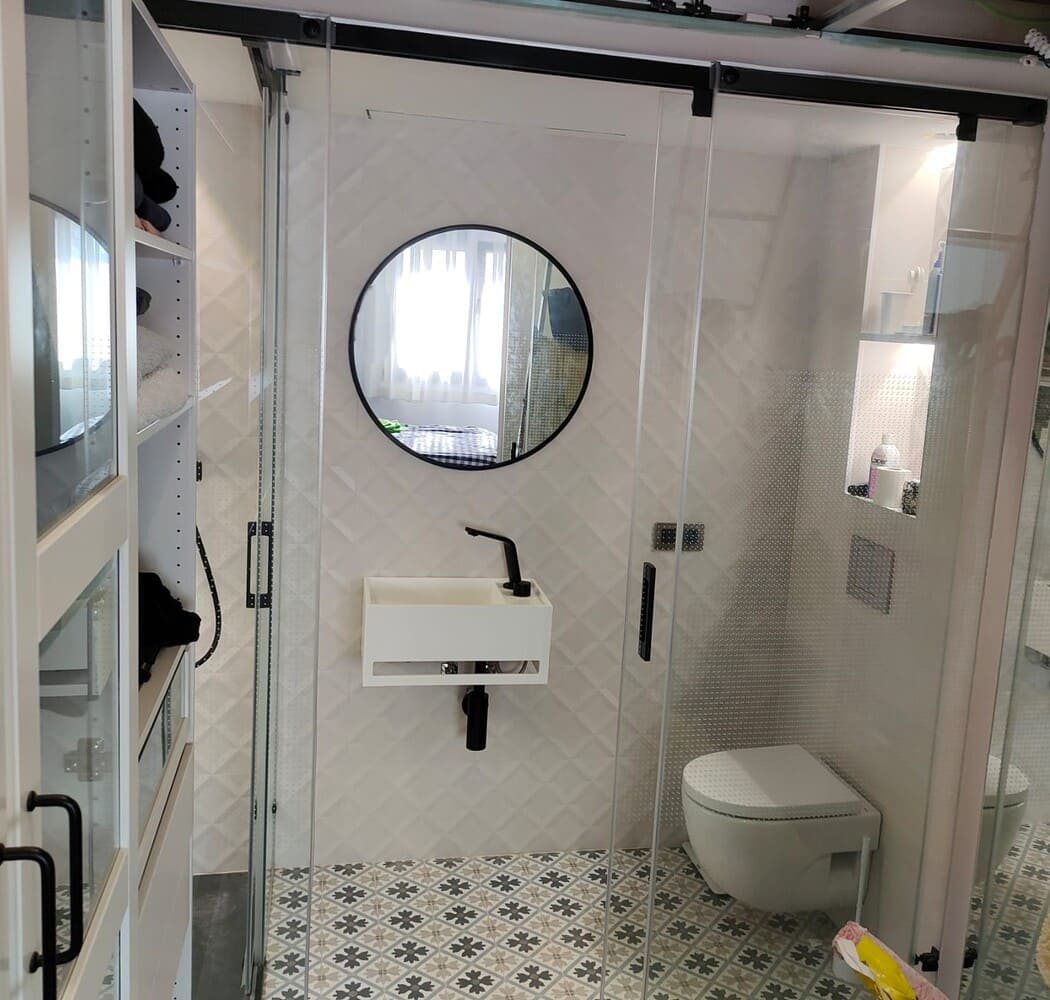 Colocación Mampara Frontal entrada en el baño Topi en Lleida