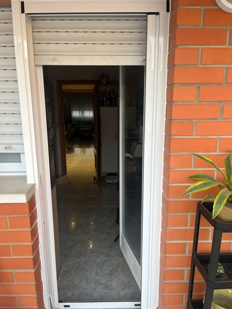 Colocación mosquitera en la puerta de la cocina Topi Lleida