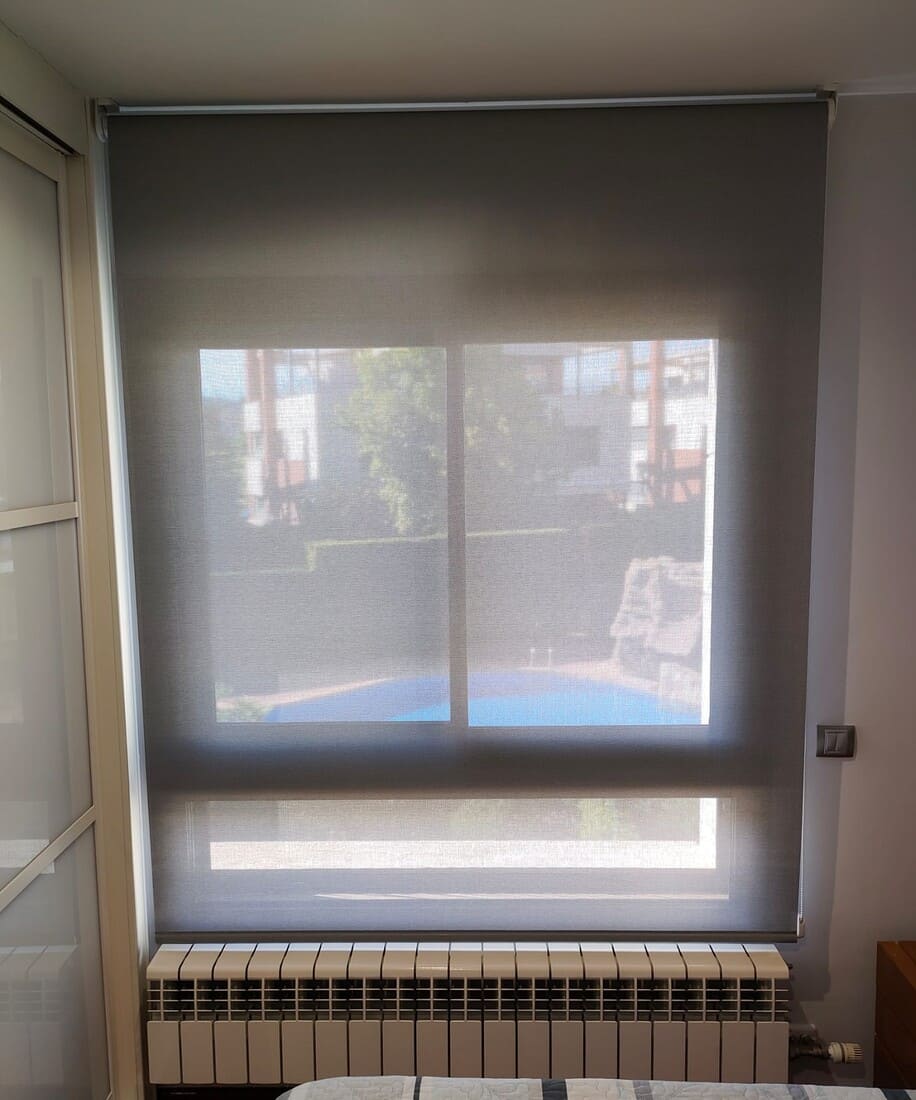 Cortina enrollable diamante tejido Polyscreen con la persiana abierta Topi Lleida