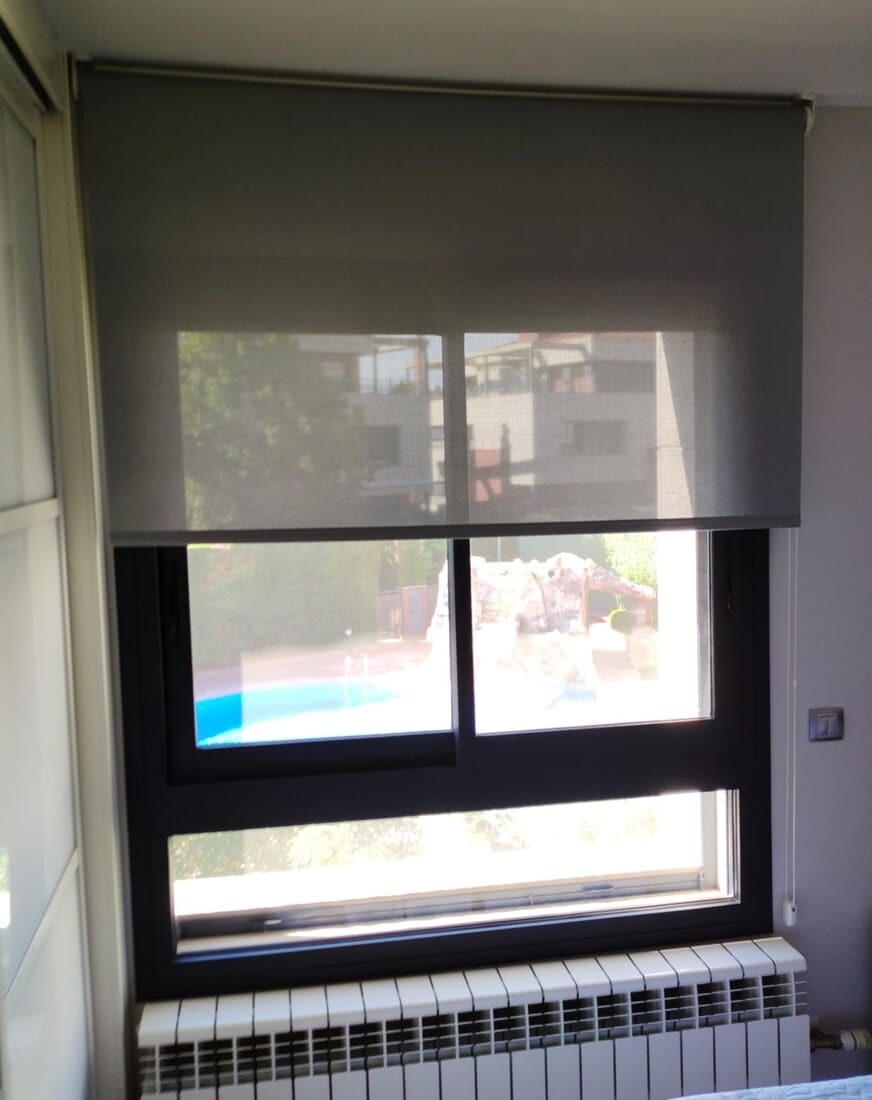 Cortina enrollable diamante tejido Polyscreen con la persiana subida Topi Lleida