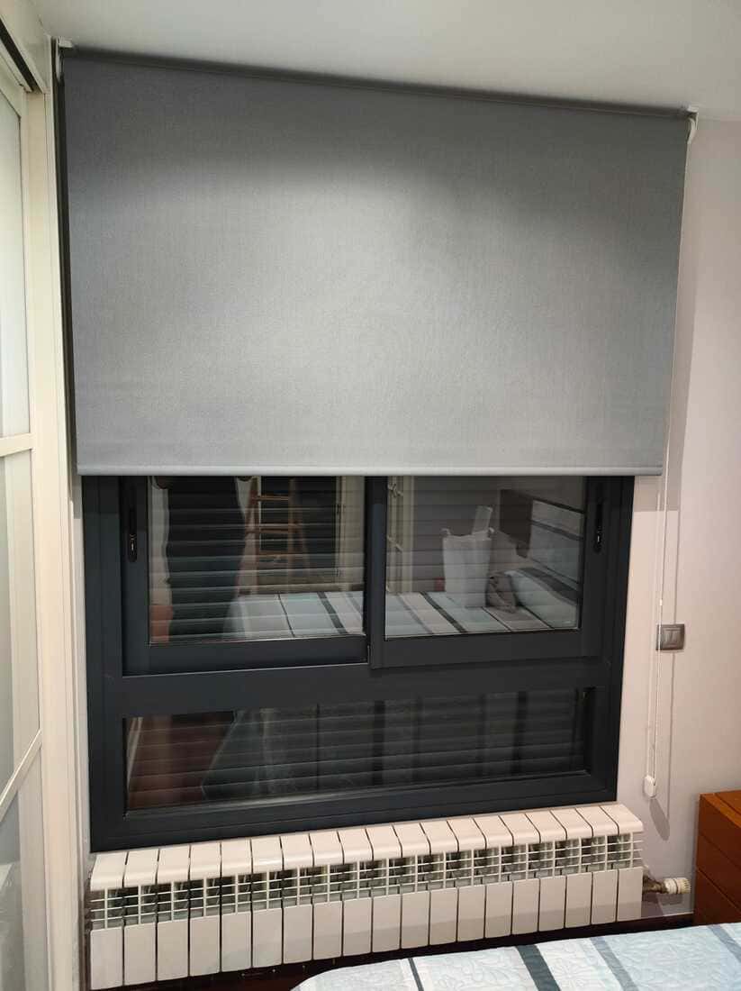Cortina enrollable diamante tejido Polyscreen con persiana cerrada Instalaciones Topi Lleida
