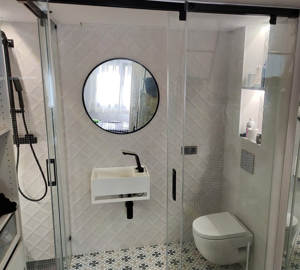 Detalle de la Mampara instalada en el baño Topi en Lleida