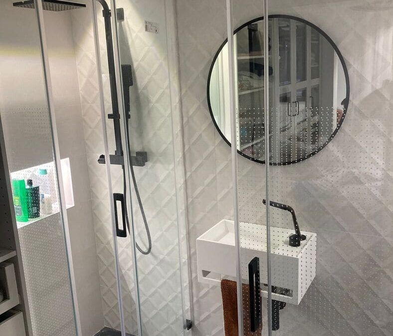 Cerramiento Baño con Mamparas de Cristal