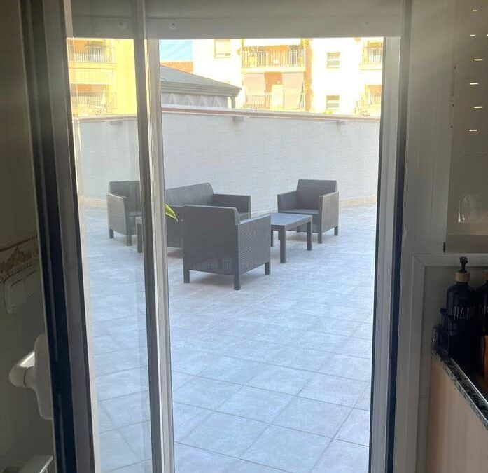 Instalación mosquitera lateral en la puerta de la terraza