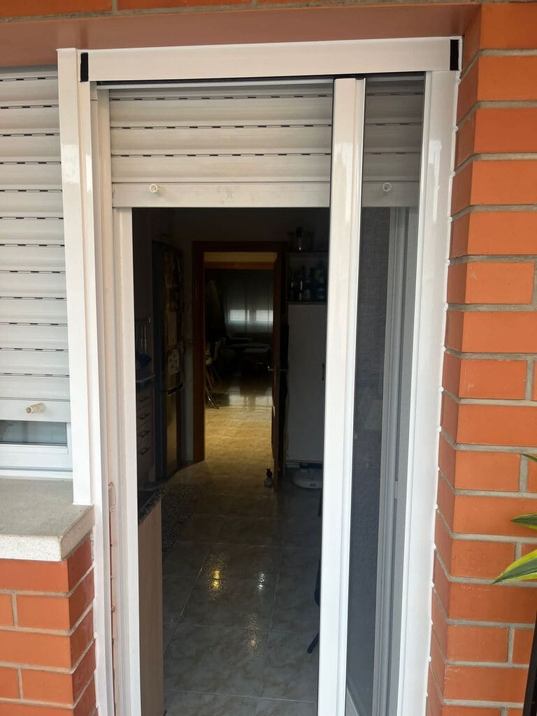 Instalación mosquitera lateral en la puerta de la cocina Topi Lleida