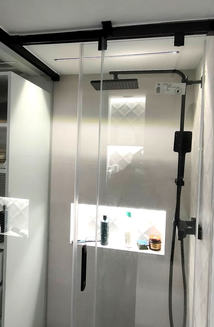 Mampara interior colocada en el baño Topi Lleida