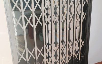 Colocación sistema de seguridad puerta de reja de ballesta