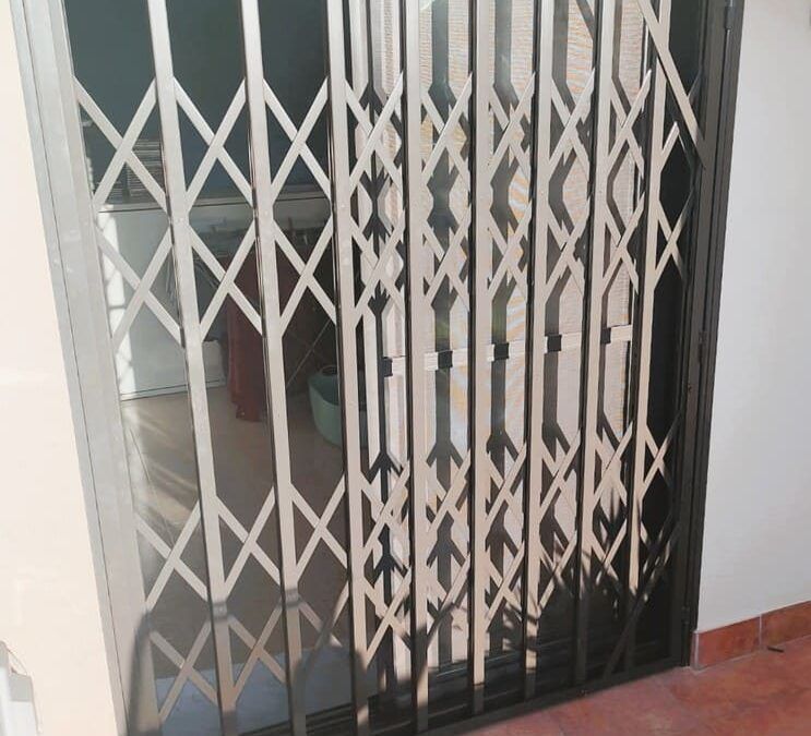 Colocación sistema de seguridad puerta de reja de ballesta