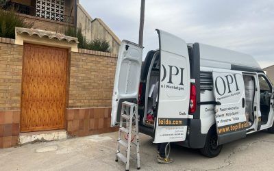 Colocación puerta entrada jardín