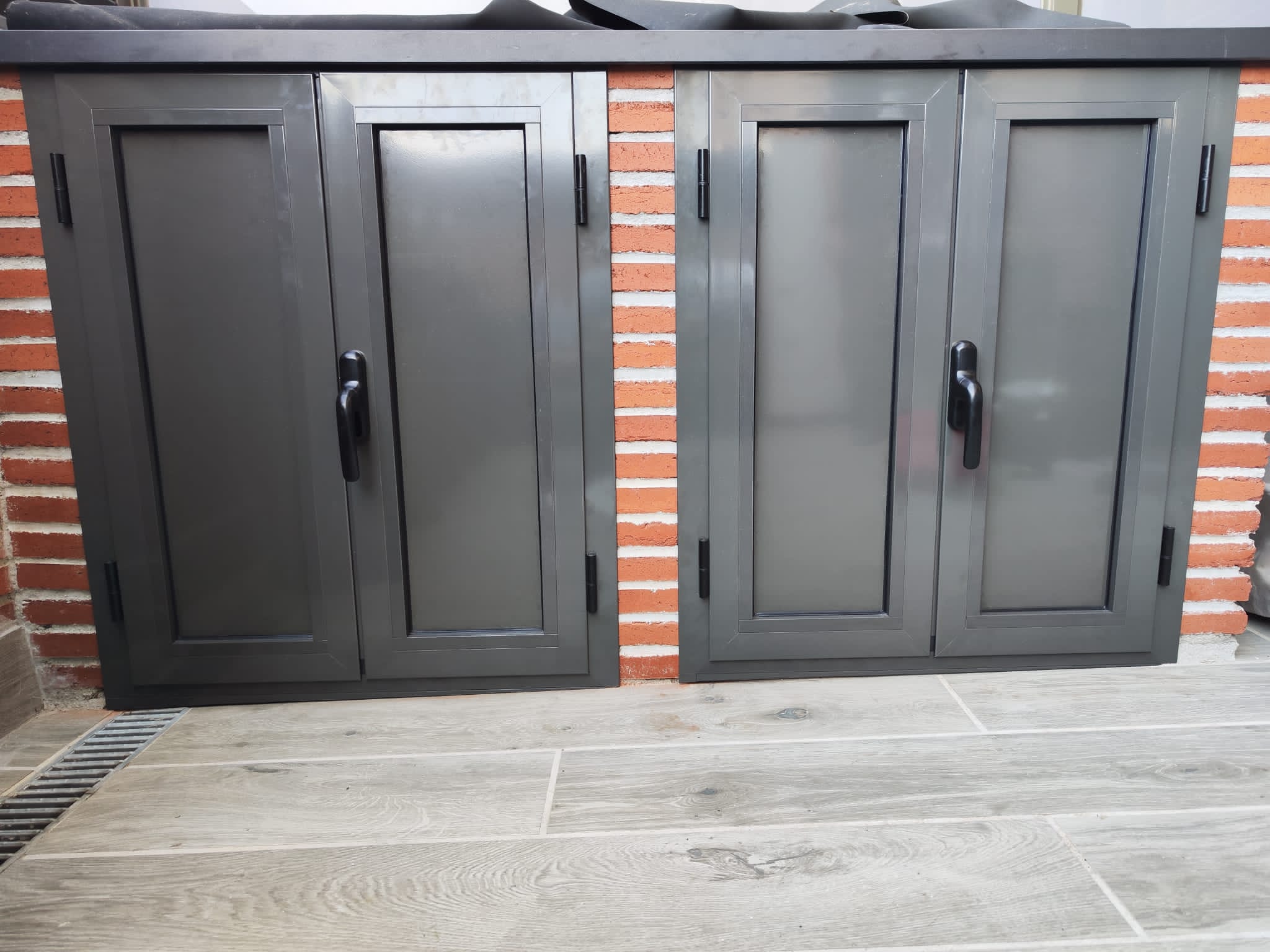 colocación de los armarios de aluminio para exterior