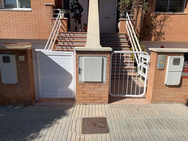 antes y después colocación puerta de aluminio exterior